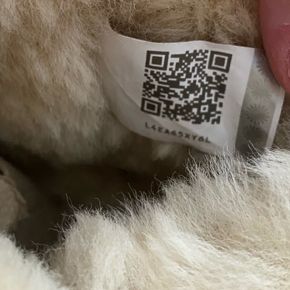 UGG Bailey Button II tan - Picture 9 of 12